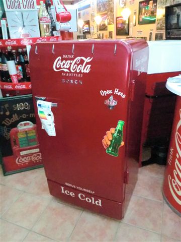 Vintage Coca-Cola-Kühlschrank auf Rädern Höhe: 92 cm. Br…
